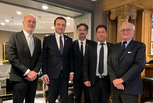 M. Albin KURTI, M. l'Ambassadeur HALIMI, et M. Bernard MIYET — Paris, le 11 novembre 2023.