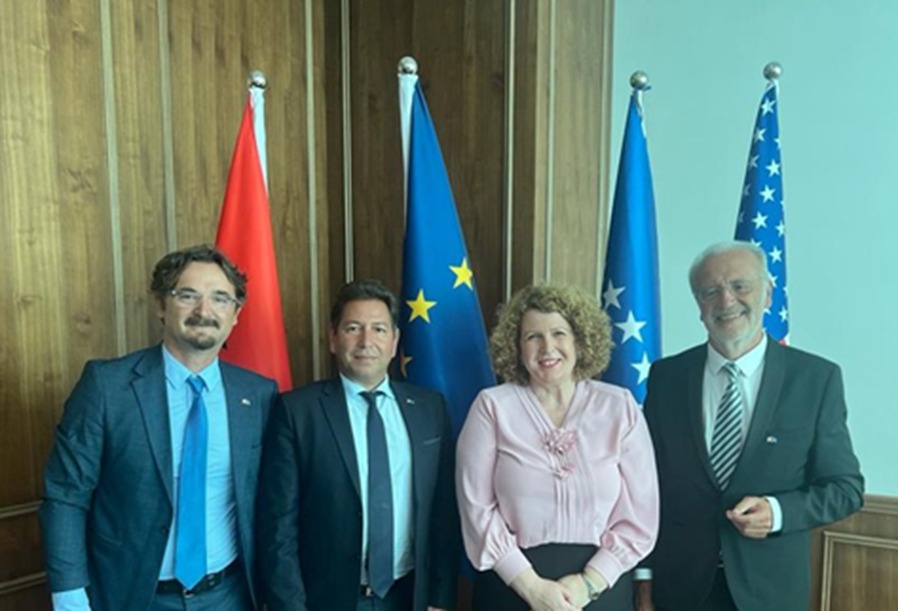 Mme Rozeta HAJDARI, Ministre de l'Industrie, de l'Entrepreneuriat et du Commerce, et M. l'Ambassadeur HALIMI — Pristina, août 2023.